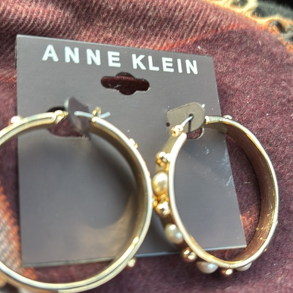 Anne Klein pearl chunky gold  love hoop earrings new - Picture 3 of 7